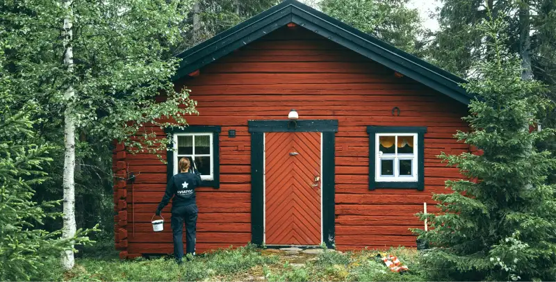 Målerikillarna målar ett rött hus